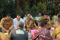 Sambil Makan Nasi Liwet: Bupati KDS dan Warga Tasyakur Binikmat Program Normalisasi Sungai Cisungalah