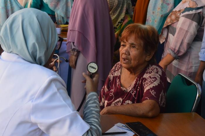 UPT Karawang Gelar Aksi Sehat dan Salurkan Bantuan bagi Warga Purwakarta