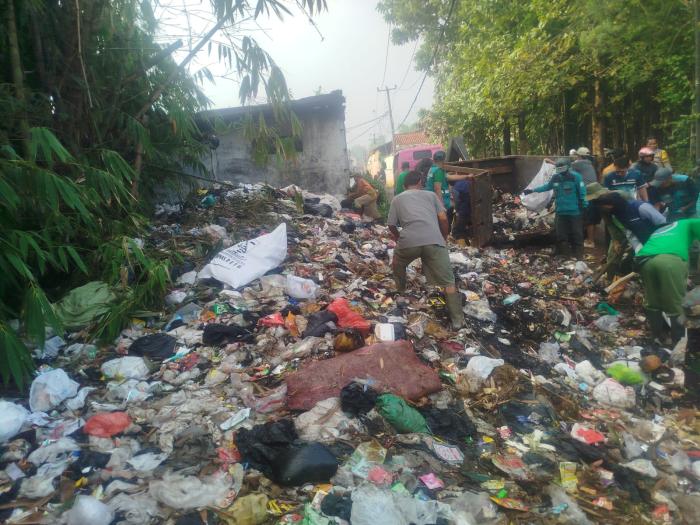 Bupati KDS Instruksikan ASN hingga Kades Gotong Royong Beberesih Lingkungan
