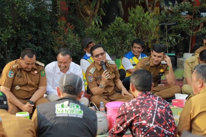 Sambil Makan Nasi Liwet: Bupati KDS dan Warga Tasyakur Binikmat Program Normalisasi Sungai Cisungalah